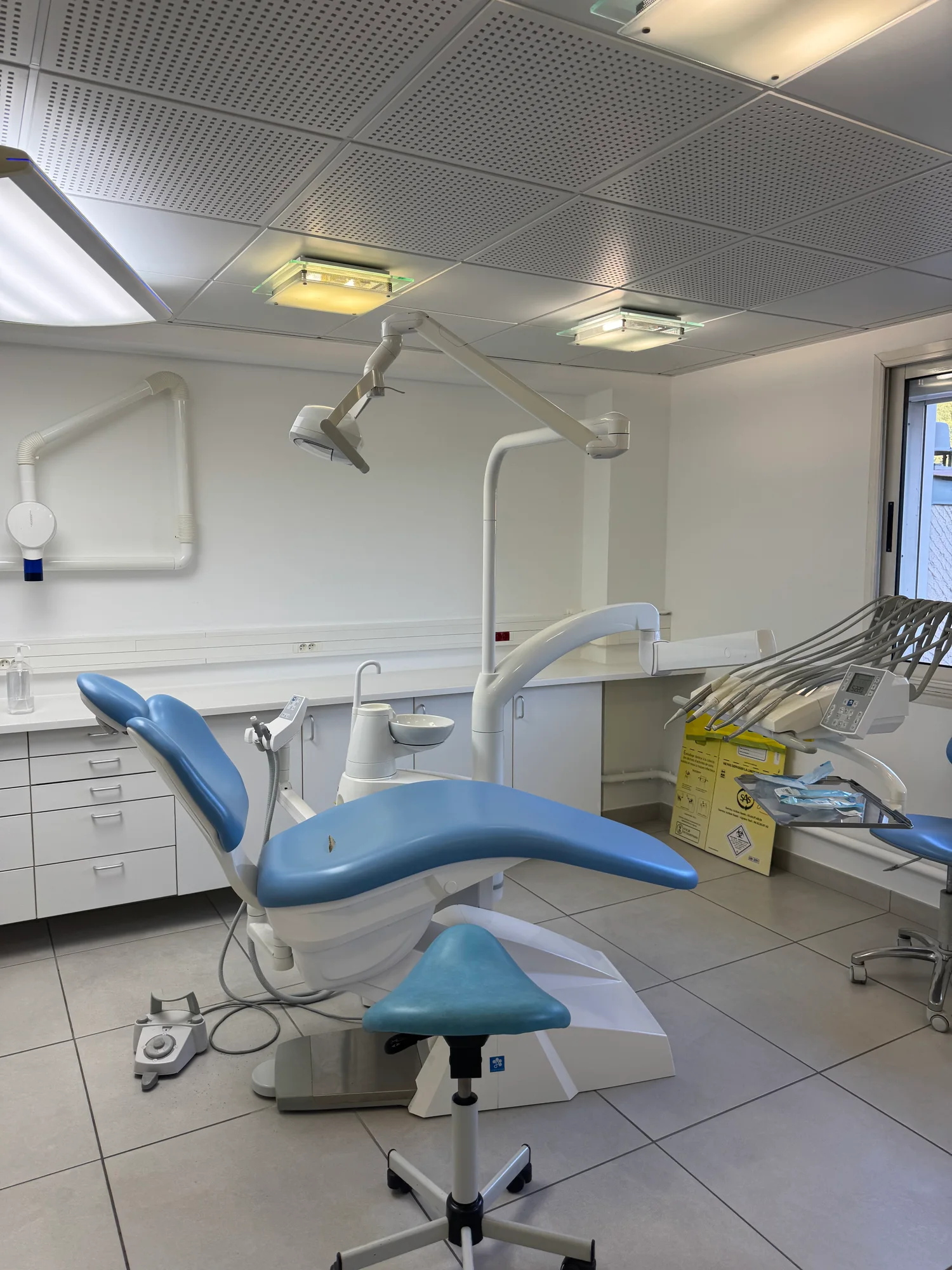 Équipements et fauteuil de la salle de soins