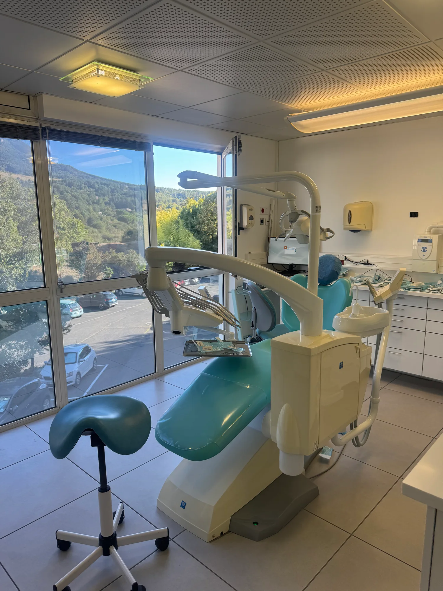 Salle de soins avec vue sur les montagnes